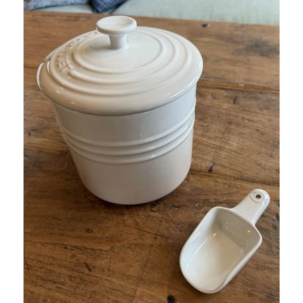 Le Creuset Stoneware Pet Food Storage Container Jar with Lid Scoop Meringue NEW